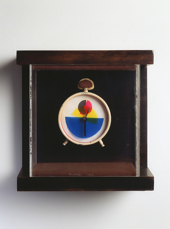Ora X, 1945 sveglia di metallo smaltato, ∅ 8 cm cornice di perspex e legno, cm 20x20x8