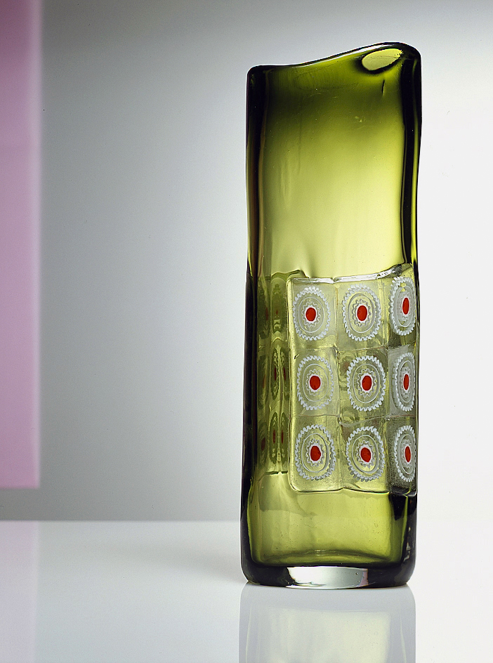 Vaso, 1963 Vetro sfumato verde e pagliesco con applicazione di vetro incolore con murrine rosse e lattimo  		cm 13 (diam.) x 37,2